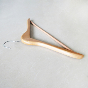 Ganchos resistentes de madera natural cóncava de 20 mm con acabado cromado para lavanderías comerciales, fabricante de perchas de alta resistencia. - Product Image 2