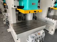 Poinçonneuse automatique de presse pour poinçonneuse d'oeillet de profil en aluminium
