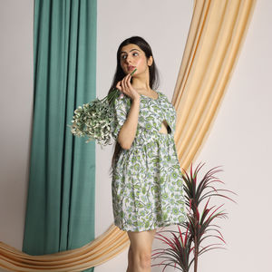 Impression de créateur attrayante Robe blanche élégante unique et évasée imprimée à fleurs pour femmes-Achetez des articles de robes à la mode - Product Image 1