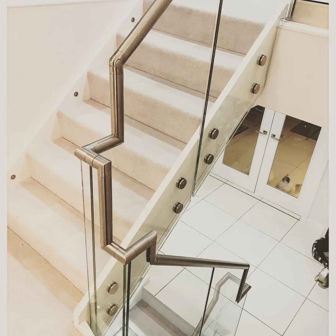 ワンストップサービスガラス階段無垢材トレッドフローティング階段ガラス手すり階段スタンドオフデザイン