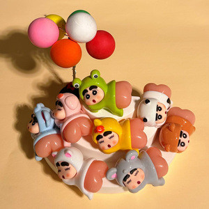ตุ๊กตาเรซิ่นชินจังนอนราบสีแดงสด 8 สี ของตกแต่งรถยนต์พลาสติกการ์ตูน ของสะสมอนิเมะ - Product Image 3