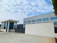 Entrepôt préfabriqué en acier moderne, durable et résistant au vent, pour le stationnement des tracteurs, le stockage du foin et les équipements miniers