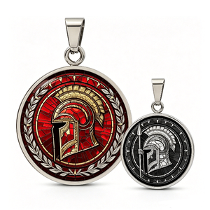 Pendentif en alliage de zinc plaqué argent, médaille circulaire avec motif casque de Sparte, émail, thème antique, objet de collection artistique - Product Image 1