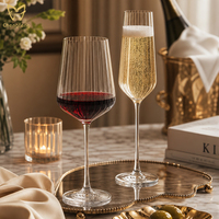 Ensemble de verrerie élégante en verre cannelé vintage : Gobelets à vin à nervures verticales, verres highball, verres à whisky et flûtes à champagne pour bar et fêtes