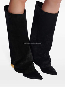 Bottes hautes pour femme en cuir de veau avec plaque dorée, talon aiguille, effet soufflet 95 mm, en daim UMA, à revers, style bottes au-dessus du genou - Product Image 2