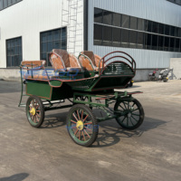 Mini-phaeton noir tiré par des chevaux, élégante calèche noire tirée par des poneys, calèche à quatre roues tirée par des chevaux