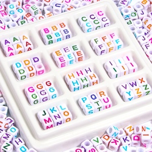 Venta al por Mayor de <span class=keywords><strong>Cuentas</strong></span> Acrílicas Cuadradas de 6x6mm <span class=keywords><strong>con</strong></span> <span class=keywords><strong>Letras</strong></span> Individuales, Base Blanca, 26 <span class=keywords><strong>Letras</strong></span> Coloridas <span class=keywords><strong>para</strong></span> Hacer <span class=keywords><strong>Pulseras</strong></span>, Accesorios Pequeños - Product Image 1