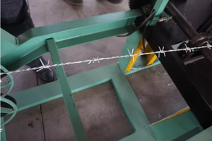 Neue <span class=keywords><strong>Cowan</strong></span> Fabrik Feuerverzinkte Stacheldrahtzaun-Herstellungsmaschine PLC & Motorgetrieben Einfach zu Bedienen Preiswert - Product Image 3