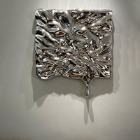 Sculpture murale décorative moderne de luxe en acier inoxydable 3D faite à la main avec un design abstrait d'eau pour la décoration intérieure