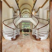 Escalier à double rampe pour villa de luxe avec marches en bois élégantes et structure métallique sur mesure