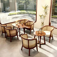 Ensemble table et chaise en rotin et bois massif de style nordique pour les coins lecture, les zones de réception et les espaces de réunion