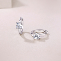 Boucles d'oreilles créoles en argent sterling 925 avec moissanite 1 carat pour femme, boucles d'oreilles solitaires Huggie en moissanite taille brillant rond 0,5 carat