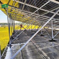 Système de montage photovoltaïque modulaire fixe et étanche pour toits plats, avec supports triangulaires en aluminium, pour projets commerciaux et industriels sur toits.