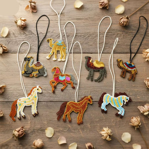Kleurrijke handgemaakte paardenhanger met kameelbedels, witte rijstkorrel en parelontwerp, modieus bijpassend tassenaanhangsel - Product Image 1