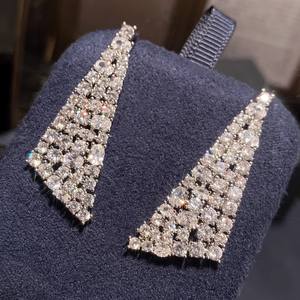 E3461 Orecchini in oro bianco con diamanti taglio principessa colore D naturale, gioielli da sposa di lusso da donna - Product Image 3