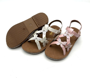 Precio barato de fábrica nueva llegada bonito diseño de flores OEM logotipo personalizado inyección de PVC suela plana zapatos para niños sandalia para niñas - Product Image 6