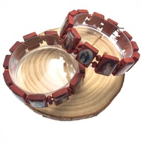 Bracelet religieux économique en perles de bois élastiques avec icône catholique, image de saint et résine époxy sur bois