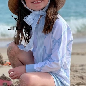 Traje de Baño de una Pieza de Nailon Reciclado Personalizado con Protección UV para Niñas, Estilo Playero, Plisado, Manga Larga, Estampado - Product Image 3