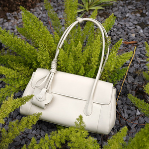 กระเป๋าถือหนังแท้สไตล์ใหม่สำหรับผู้หญิง ดีไซน์คลาสสิก สีพื้นเรียบง่าย สายสะพายเดี่ยว รับสกรีนโลโก้ - Product Image 2