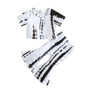 Conjunto de 2 piezas para niñas pequeñas, top de manga corta con estampado tie-dye en blanco y negro y pantalones acampanados con aberturas, <span class=keywords><strong>ropa</strong></span> a juego estilo streetwear para niños - Product Image 1