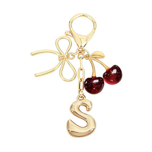 Meilleure vente usine : <span class=keywords><strong>Porte</strong></span>-<span class=keywords><strong>clés</strong></span> initial bulle avec nœud et cerise - Breloques de sac à lettres dorées pour femmes, accessoires mignons pour sacs à main - Product Image 5