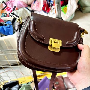กระเป๋าถือสตรีสต็อกโรงงานจีนขายส่งราคาถูก กระเป๋ามือสองหนังสะพายไหล่ กระเป๋ามือสองแบบมัดเป็นก้อน วีไอพีแบบคละก้อน - Product Image 1