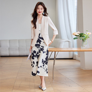 Women's Thin Blazer White Three Quarter Sleeve Solid Color Breathable Suit Top - Product Image 3