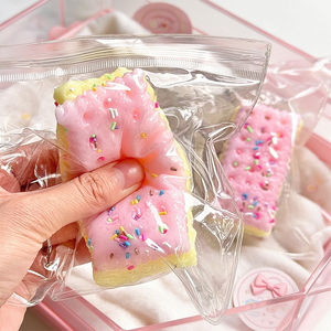 Jouet Squishy Biscuits Roses à Montée Lente en TPR, Barre à Presser Parfumée Sucrée, Faux Aliment Kawaii Anti-Stress - Product Image 1
