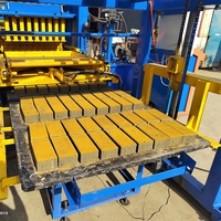 Machine à fabriquer des blocs de béton entièrement automatique QT4-18 pour la production de briques de pavage emboîtables