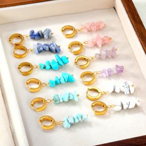 ต่างหูห่วงสแตนเลสชุบทอง 18K ประดับด้วยหินธรรมชาติหลากสีสันรูปทรงไม่สม่ำเสมอ สำหรับผู้หญิง - Product Image 2