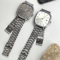 Montres à Bracelet en Acier Inoxydable Rétro Argent Calendrier Véritable Carré Sensation Haut de Gamme Unisexe Amoureux Navetteur Brique d'Or Quartz