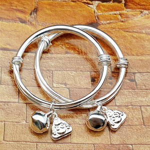HY 2 Piezas Brazalete Infantil con Campana Pequeña Plateada con la Frase 'Alguien Me Ama' - Product Image 6