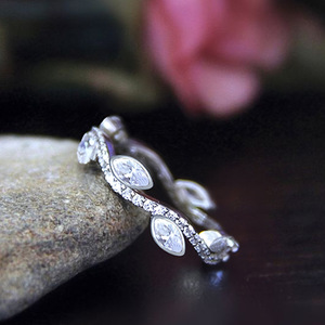 Anello con Design a Linee Ondulate e Foglie, Ispirato alla Natura, per Donne - Product Image 1