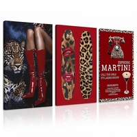 Toile encadrée Trio Gallery motif Bold Leopard Red Boots pour importateurs de décoration intérieure européenne, et pour l'approvisionnement de bars et salons urbains