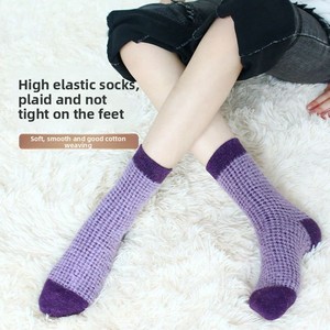 <span class=keywords><strong>Chaussettes</strong></span> d'intérieur à carreaux d'hiver de haute qualité pour femmes <span class=keywords><strong>laine</strong></span> chaude épaisse tricotée floue nouvelle conception équipage robe antidérapante usage quotidien manchette de corps - Product Image 3