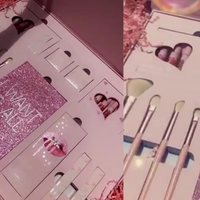 Coffret Cadeau Maquillage Personnalisé 2026 avec Logo en Relief, Laminage Brillant Recyclable, Fards à Paupières, Gloss à Lèvres et Pinceaux, dans un Emballage Rigide