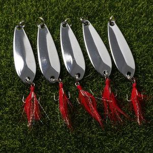 Leurre cuillère avec plume et hameçon triple pour la pêche au bar, poils rouges et fourrure blanche, origine Weihai - Product Image 2