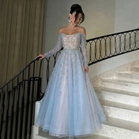 Robe de soirée Serene Hill LA70812 en tulle bleu clair perlé, coupe trapèze, bretelles spaghetti et manches longues
