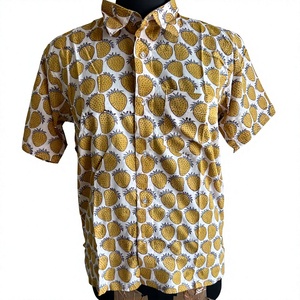 เสื้อเชิ้ตผู้ชายสีเหลืองมัสตาร์ดพิมพ์ลายสับปะรดสีขาวผลไม้เมืองร้อนแขนสั้นคอจีนกระดุมเดี่ยวเสื้อลำลองผ้าฝ้าย 100% - Product Image 1