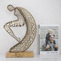 Sculpture abstraite en métal creux représentant une figure humaine, bronze foncé/bronze doré, base en marbre, statue de femme moderne de luxe, statue de femme réfléchissante