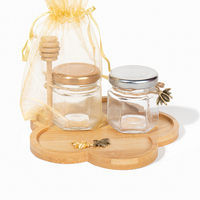 Tarro de miel hexagonal de vidrio de 1.5 oz con cucharita de madera y cuerda de yute, ideal para regalos y recuerdos de boda, venta al por mayor.