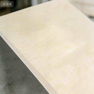 ألواح خشب رقائقي مقاومة للماء مغطاة بطبقة لامعة، سطح خشب البتولا، مقاس 1220×2440 ملم - Product Image 1