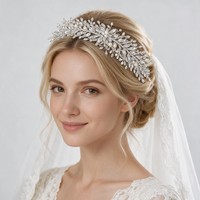 Applique en strass et perles en forme de feuille d'argent, cousue à la main, à coudre sur la robe de mariée pour la décoration