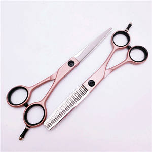 กรรไกรตัดผมมืออาชีพ 5.5 นิ้ว 440C สแตนเลสสตีล สำหรับคนถนัดขวา แบบใบมีดแบน สำหรับใช้ในร้านเสริมสวย โรงงานซูโจวโดยตรง - Product Image 4