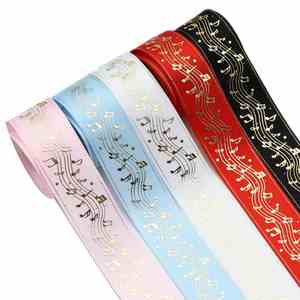 ริบบิ้นโพลีเอสเตอร์ลายโน้ตดนตรีสีทองขนาด 2.5 ซม. ยาว 5 หลา สำหรับห่อของขวัญคนรักดนตรี ขายส่ง - Product Image 1
