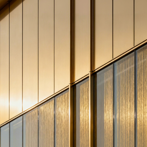 Panneau mural en métal moderne sur mesure avec finition miroir pour revêtement mural extérieur et décoration de façade - Product Image 1