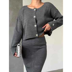 Ensemble pull en maille anthracite pour femme, haut court à manches longues boutonné et jupe crayon taille haute assortie, taille S - Product Image 1