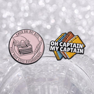 Spilla in Lega di Zinco con Smalto Morbido a Forma di Libro, Distintivo con Motivo a <span class=keywords><strong>Macchina</strong></span> <span class=keywords><strong>da</strong></span> <span class=keywords><strong>Scrivere</strong></span> 'CATCH the DAY', Creativo e Personalizzato - Product Image 4