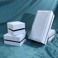 Boîte d'emballage pour bijoux en faux daim bleu ciel avec insert en velours noir pour bagues, colliers, bracelets, boucles d'oreilles, idéale pour les magasins de cadeaux
