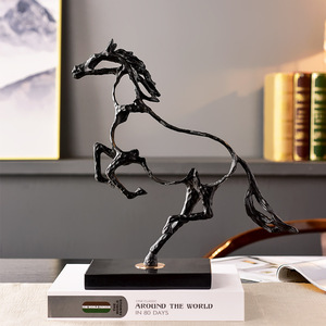 Adornos de caballo huecos de metal pintado de primera calidad, figuras creativas de animales de hierro para el hogar, regalos de negocios - Product Image 2